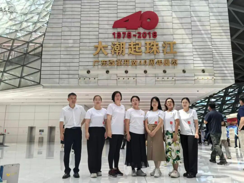 （《大潮起珠江》展览现场 党员合影留念）