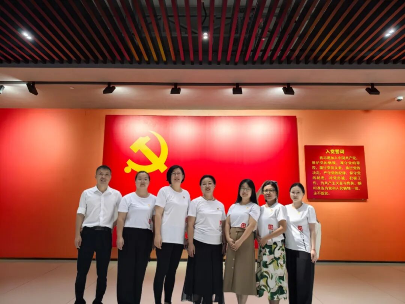 （《大潮起珠江》展览现场 党员合影留念）